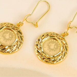 Elegant Gold Plated Lira Earrings with Intricate Design